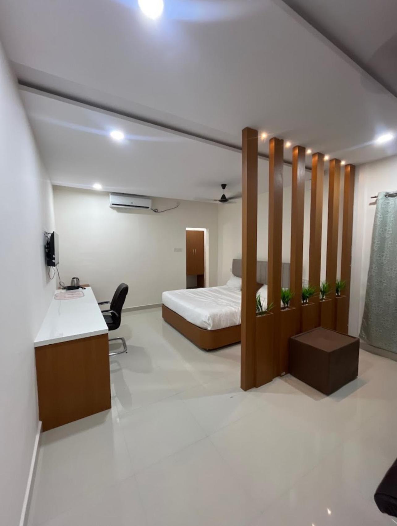 Sunshine Residency Hotel Mancherāl Екстериор снимка